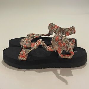 Universal Thread Platform Sandals